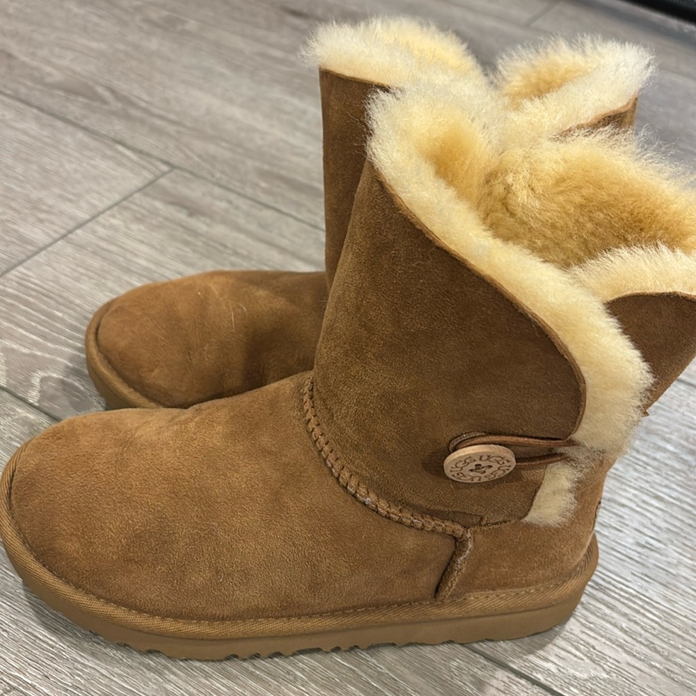 Girls Bailey Button UGG boots size 3
